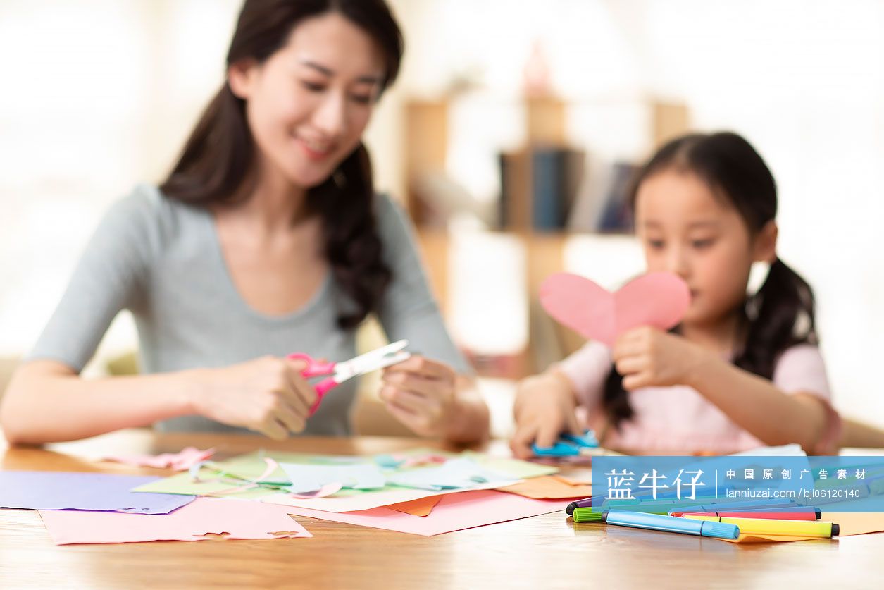 快乐的母女俩在家剪纸