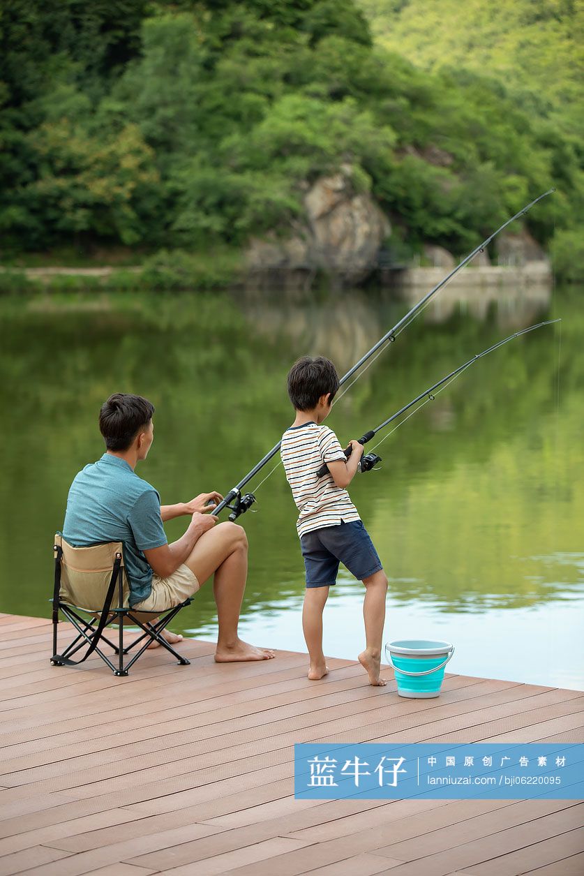 父子在河边钓鱼