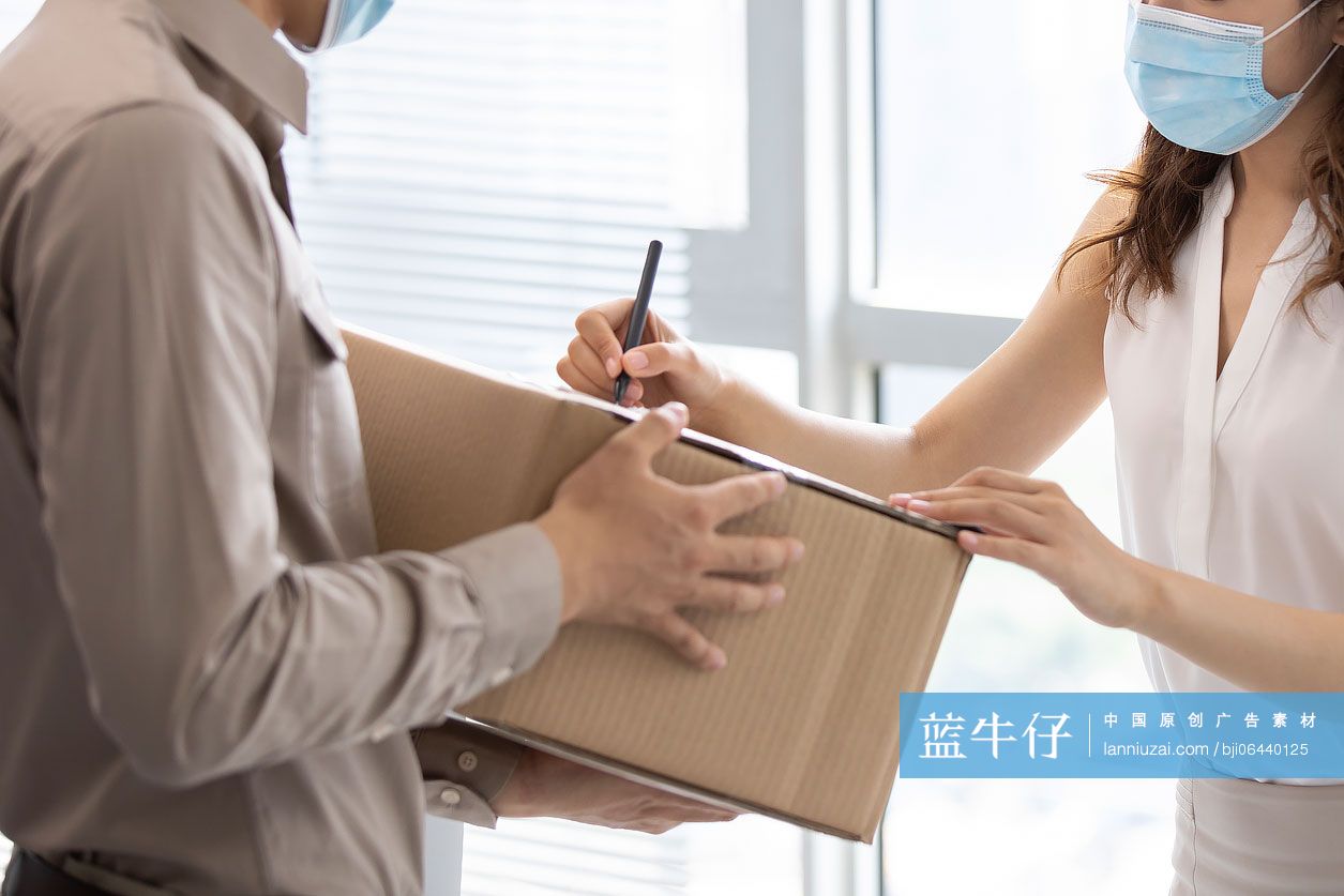 年轻商务女士签收快递