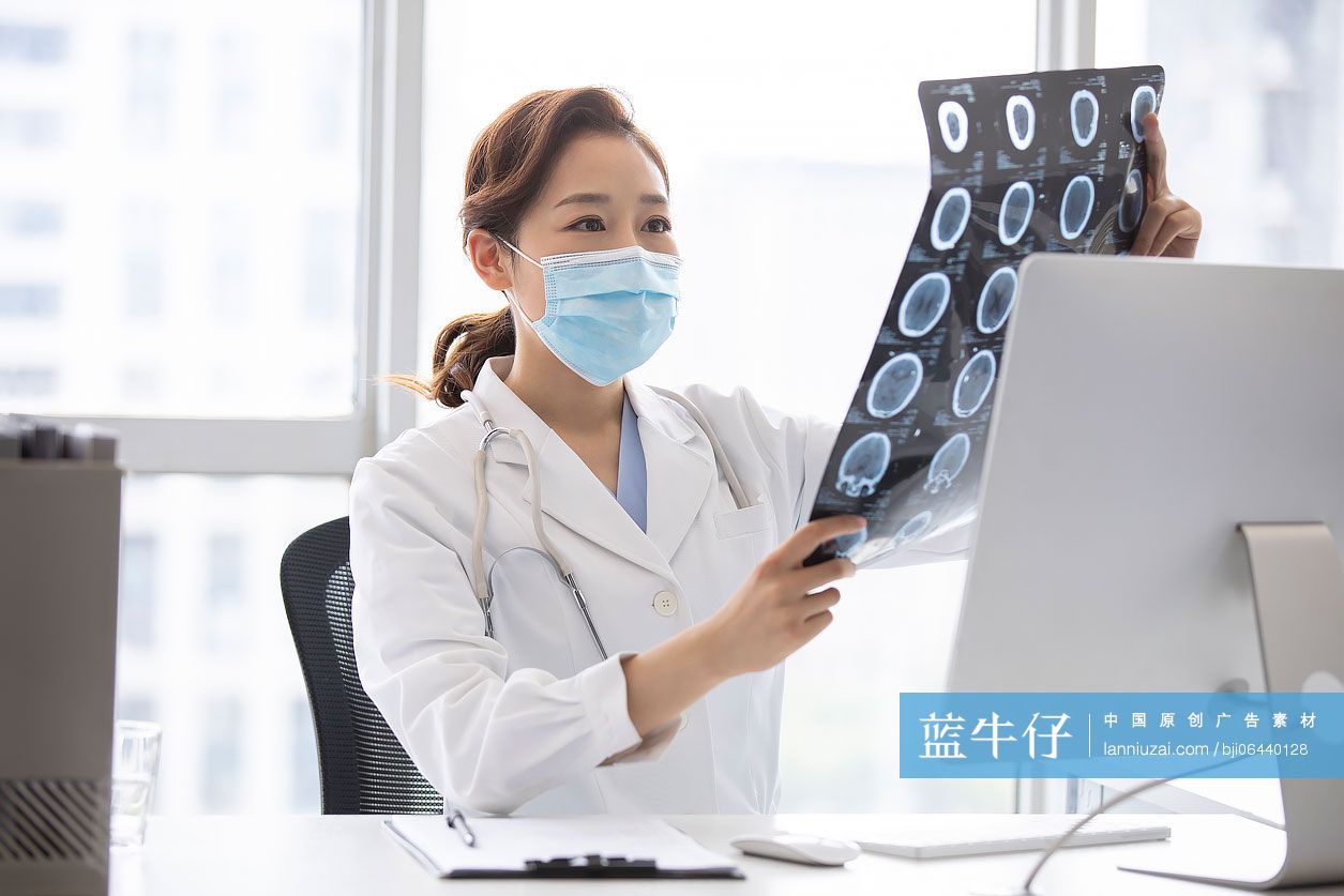 年轻医生查看x光片