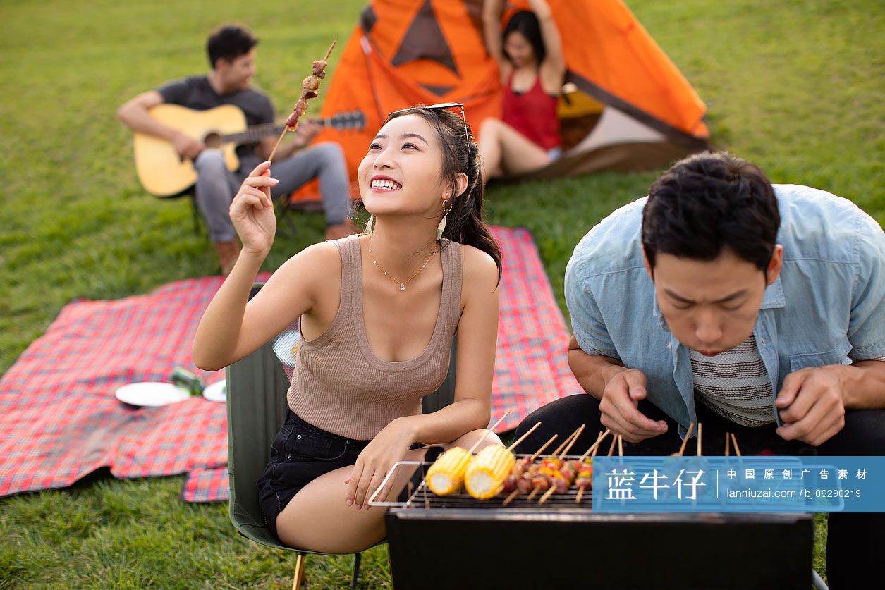 快乐的年轻朋友在户外烧烤