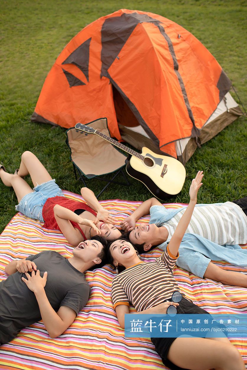 快乐的年轻朋友户外露营