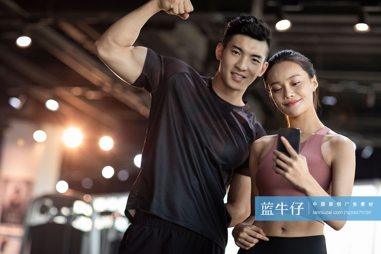 年轻情侣在健身房自拍-蓝牛仔影像-中国原创广告影像素材