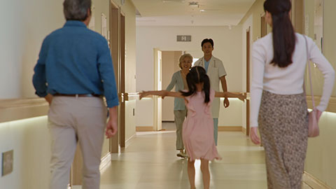 Little Chinese girl running to embrace grandmother in hospital corridor,4K