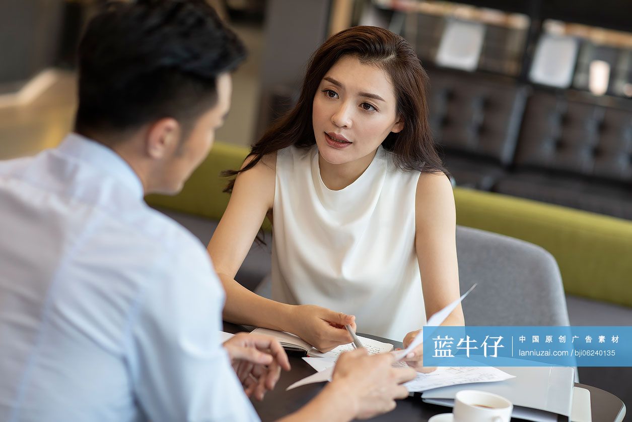 商务人士在咖啡馆讨论工作