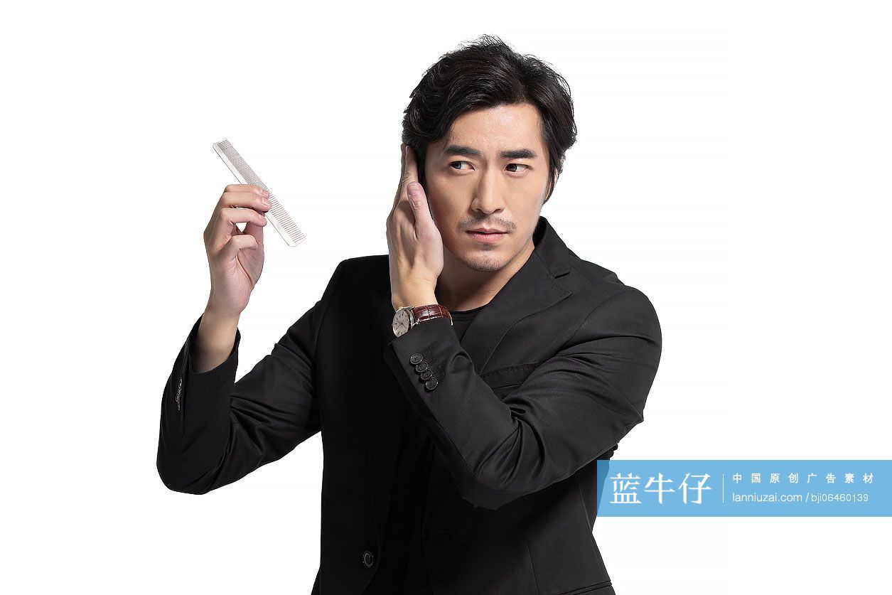 时尚中年男子整理发型