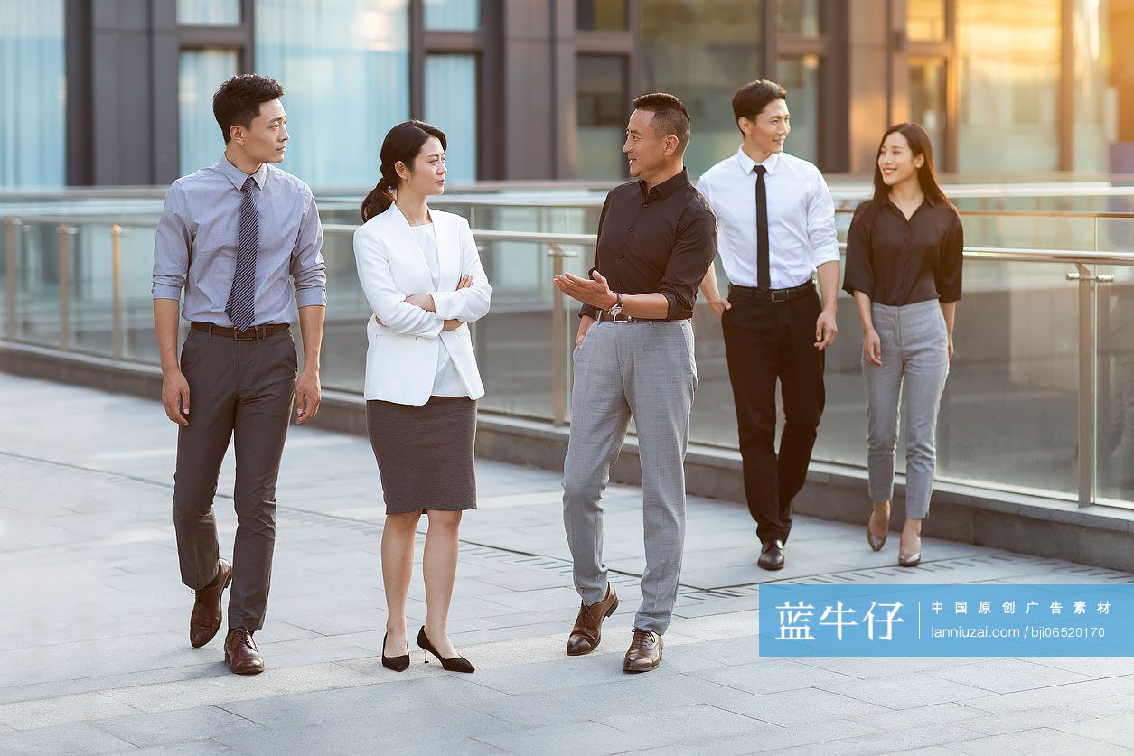 商务人士在户外讨论