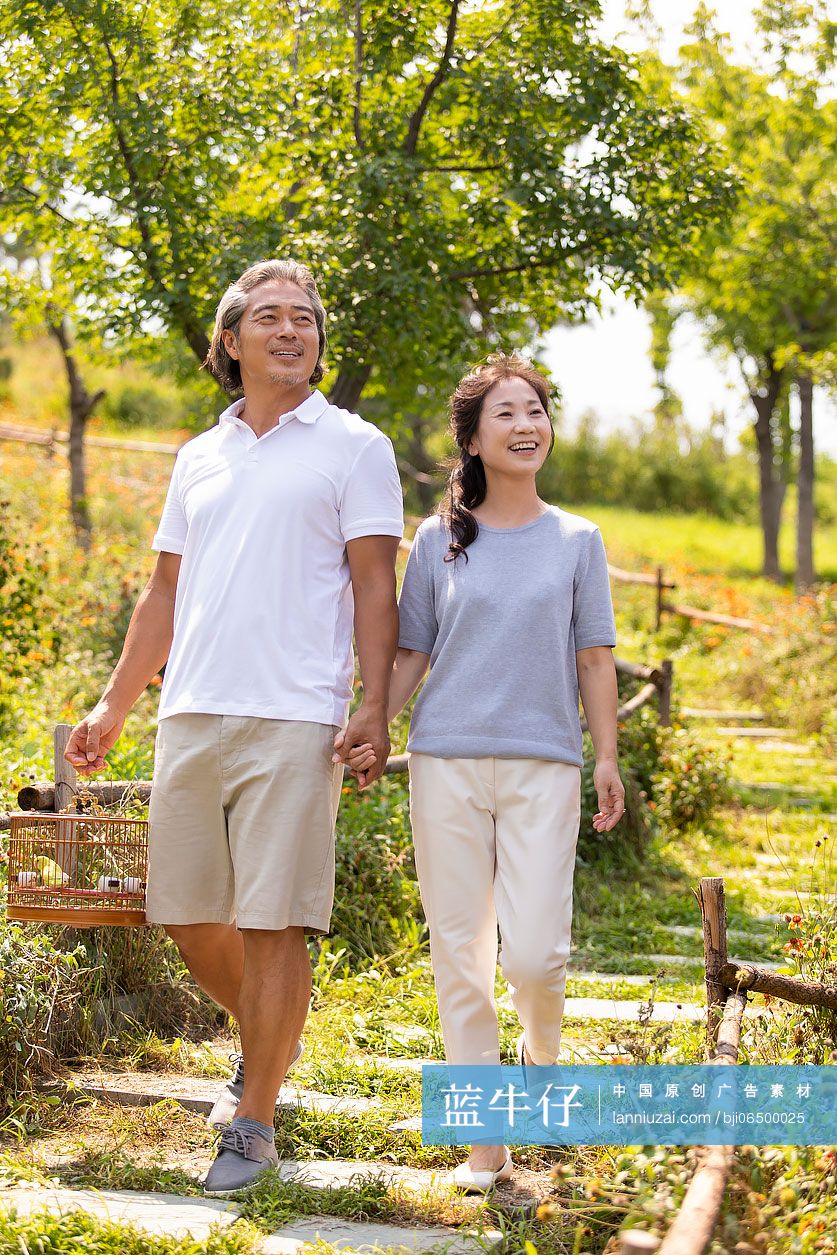 开心的中老年夫妇在公园散步