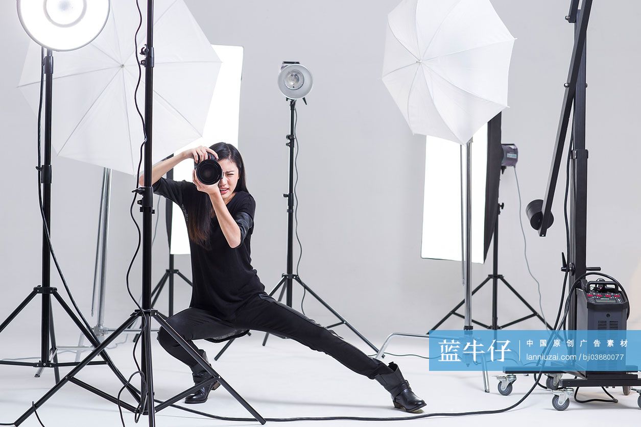 摄影师在影棚里拍照