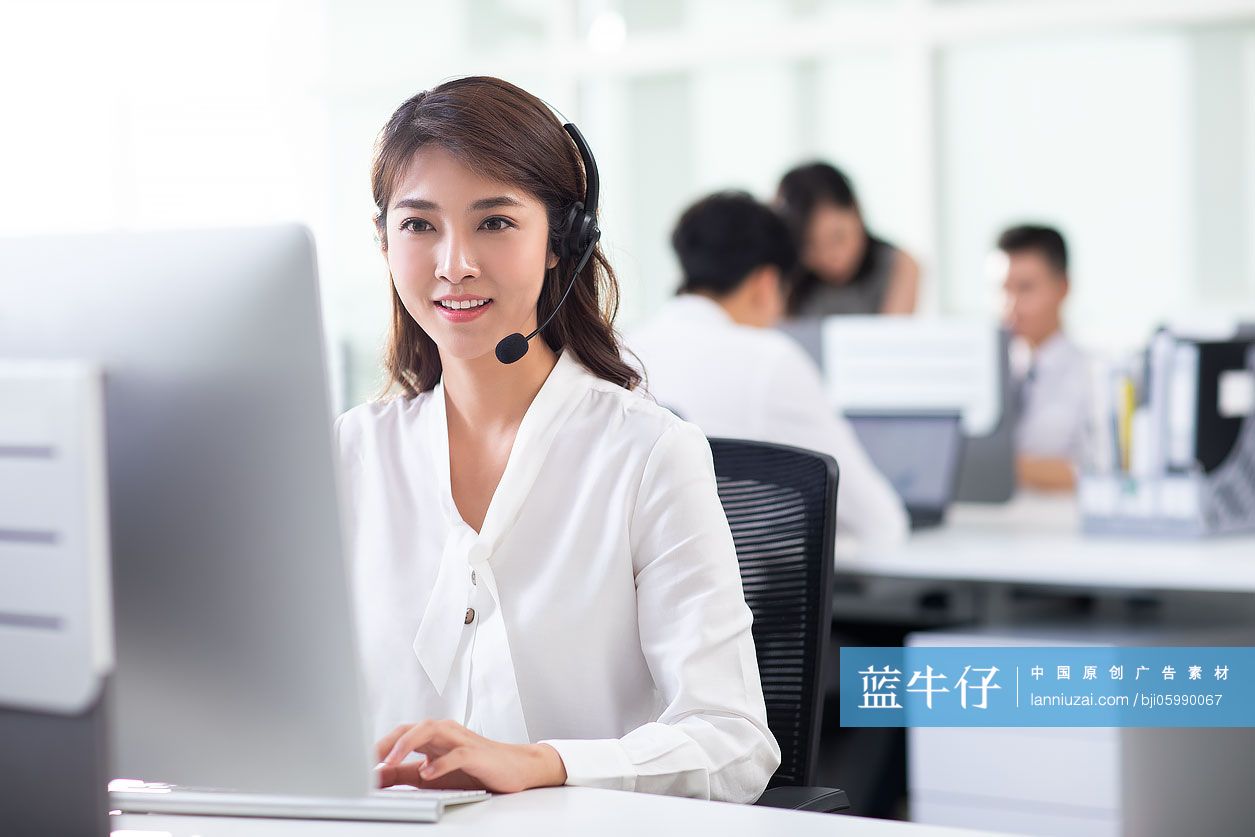 年轻的客服代表