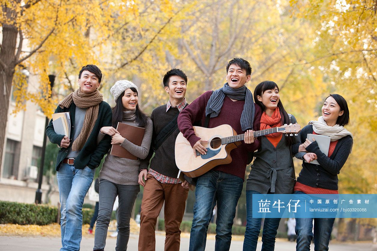 校园林荫道上的大学生弹吉他