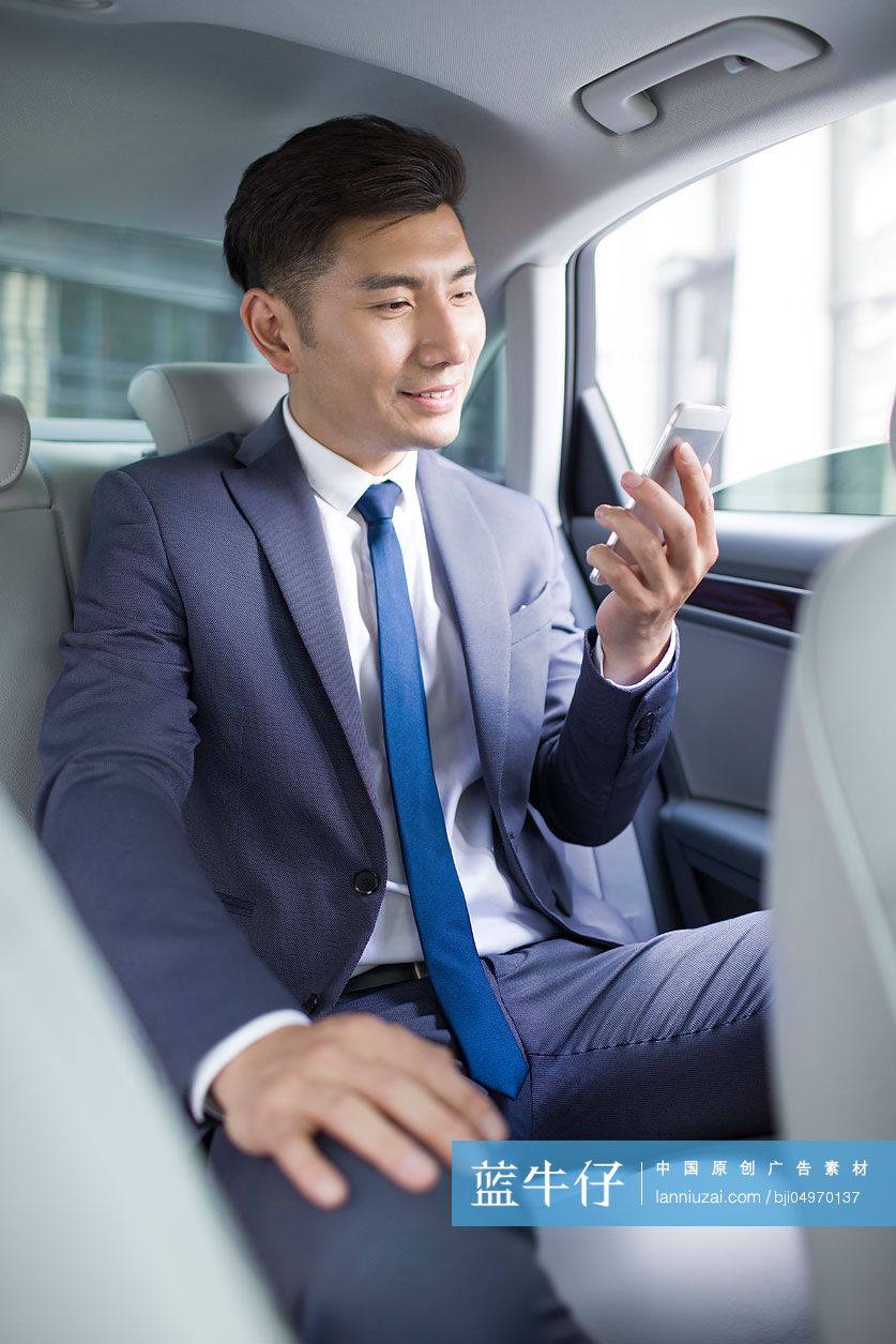 商务男士在车内使用手机