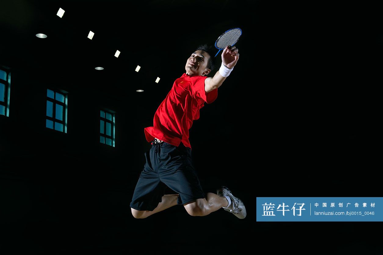 年轻男子打羽毛球