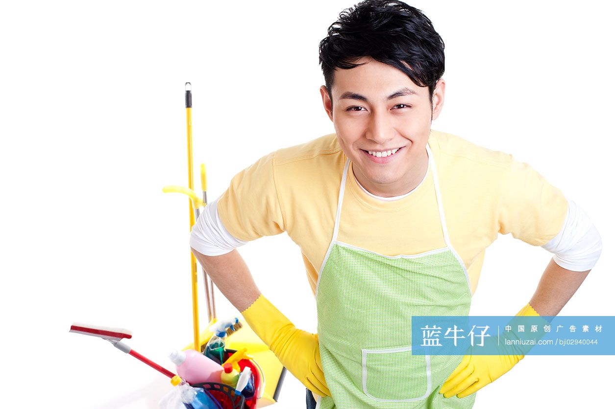居家青年男性和清洁用品