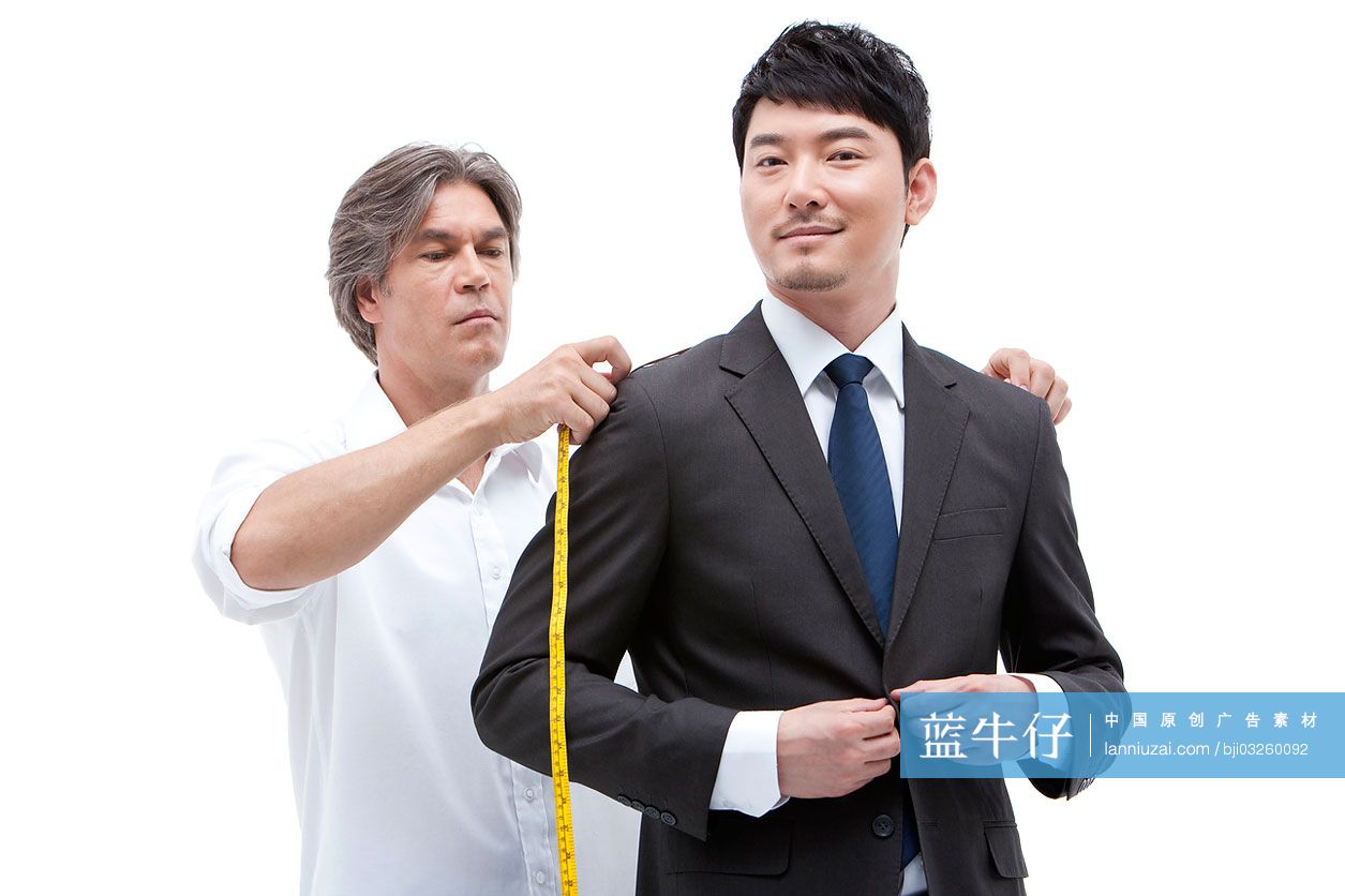 服装设计师为商人量尺寸