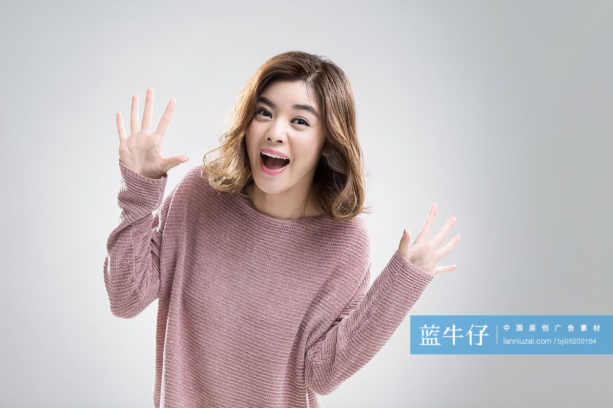 可爱的年轻女孩在大喊-蓝牛仔影像-中国原创广告影像素材