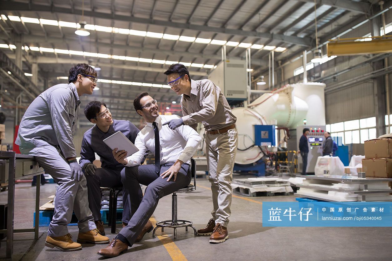 商务男士和工程师在工厂讨论工作