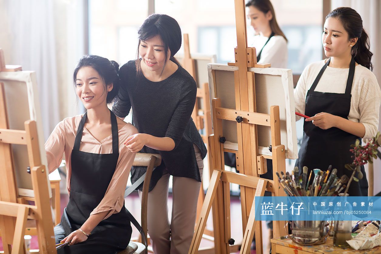 美术老师教年轻女子画画