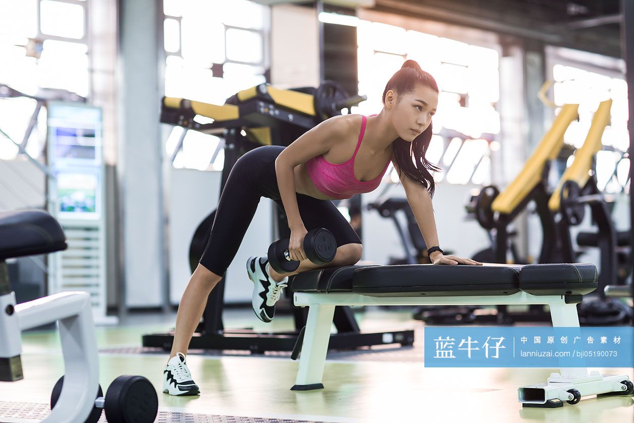 年轻女子在健身房健身