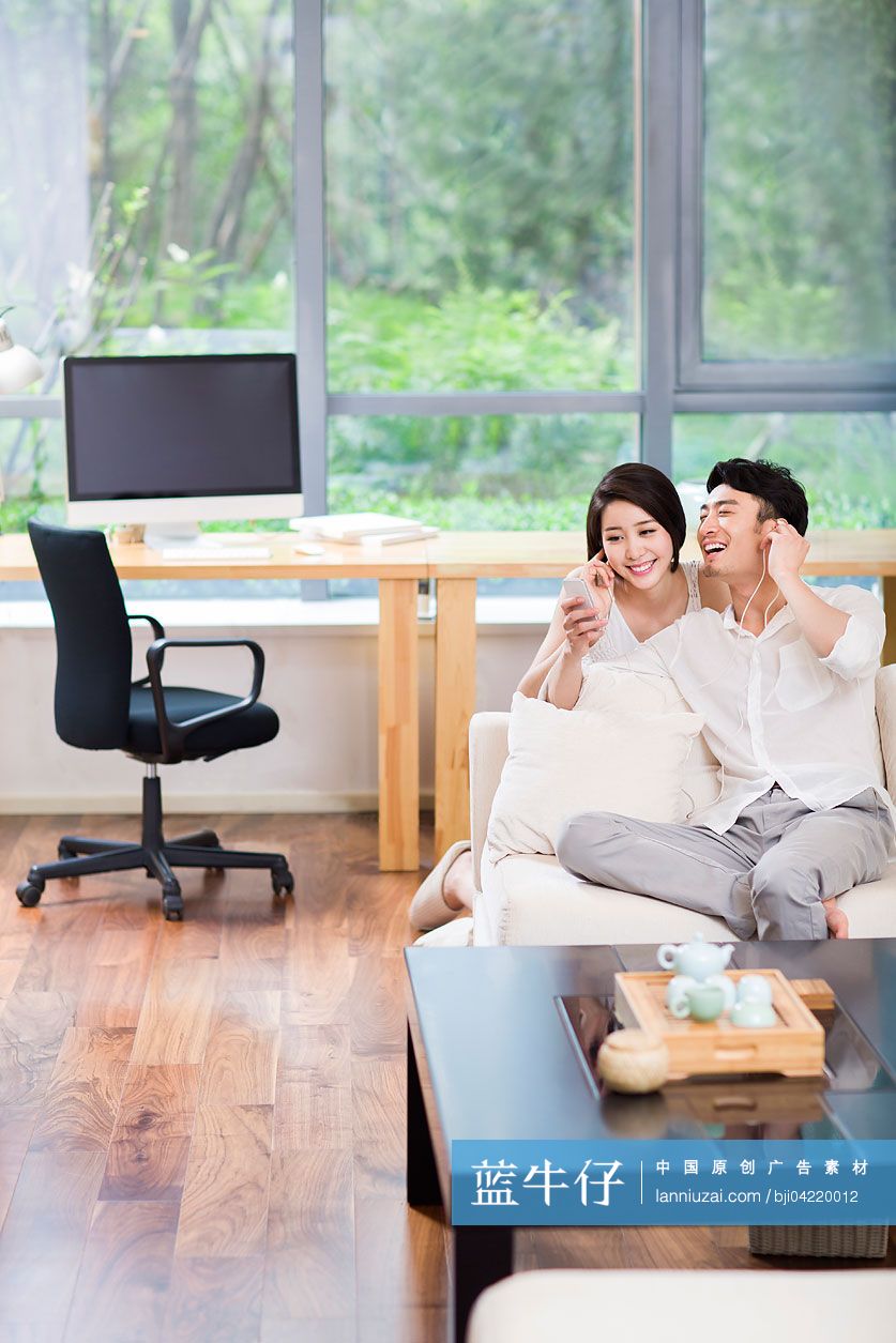 快乐的年轻情侣在家听音乐