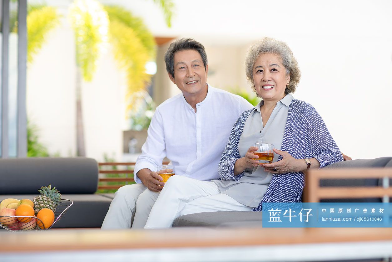 老年夫妇在酒店房间喝酒