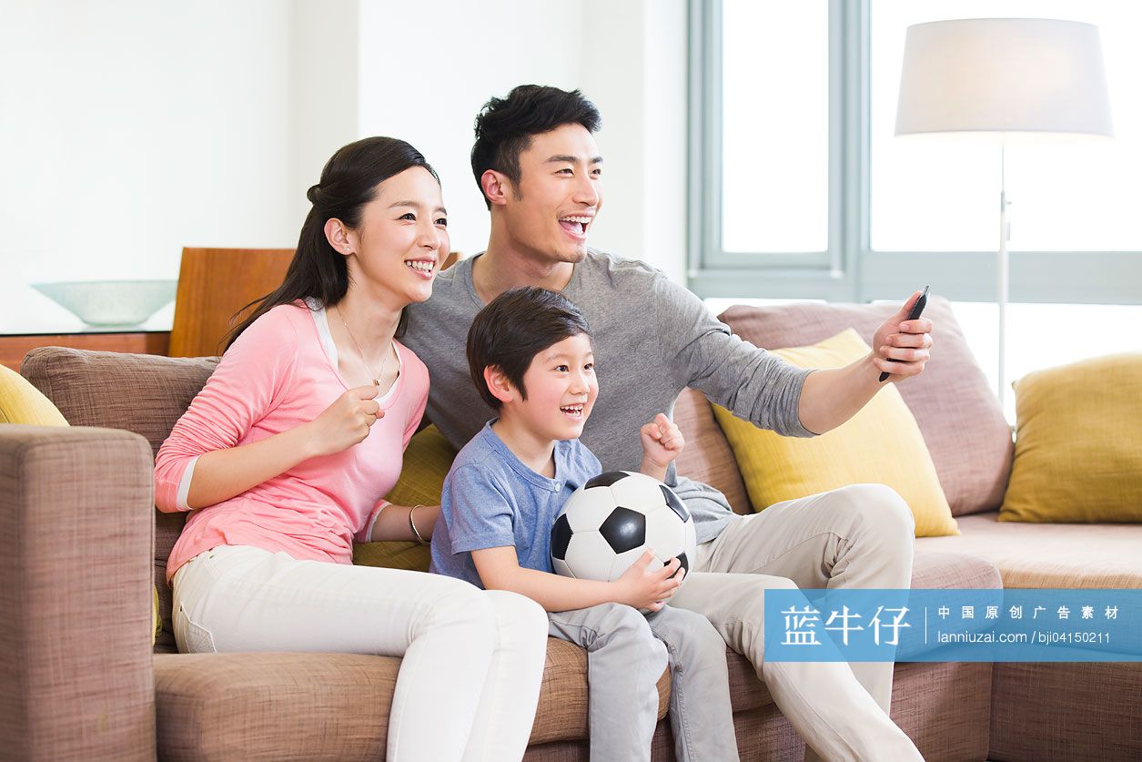 一家三口看足球赛