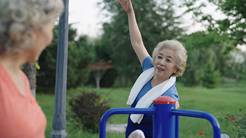 老年闺蜜在公园一起健身