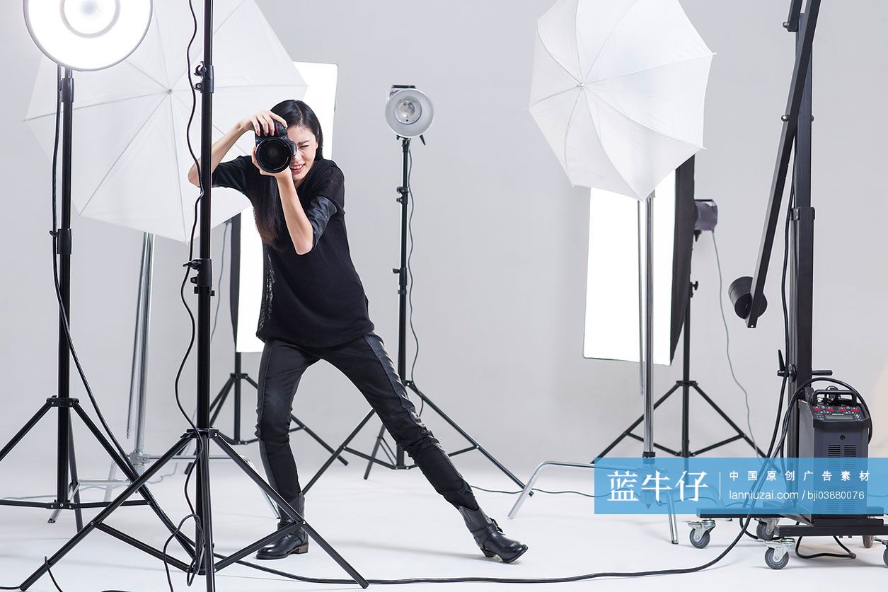 摄影师在影棚里拍照