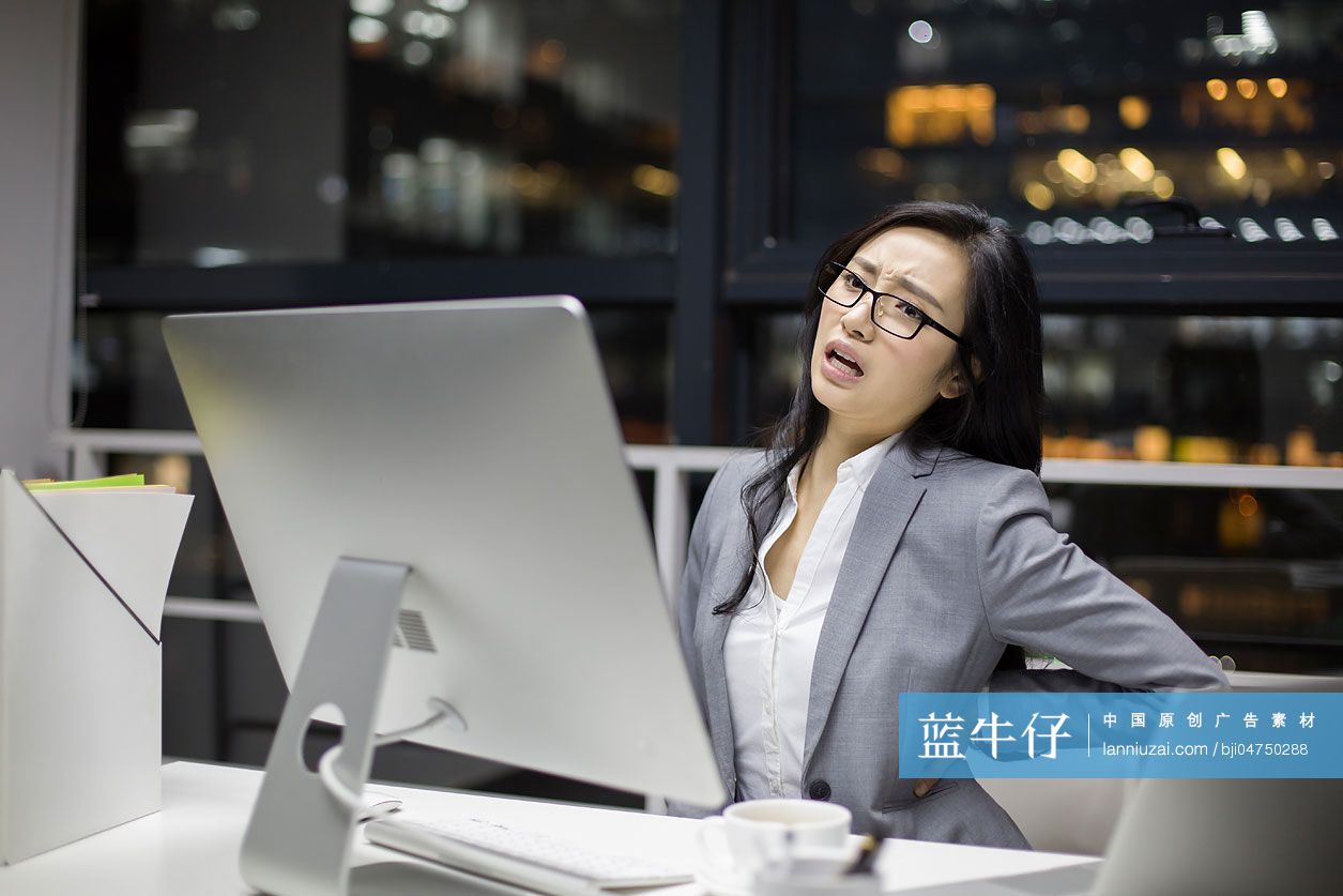 商务女士在办公室加班