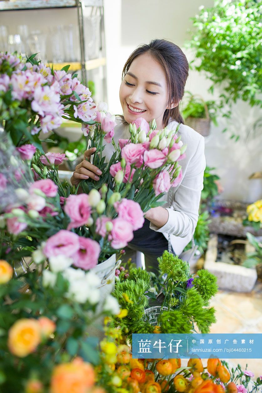 年轻女子在花店买花