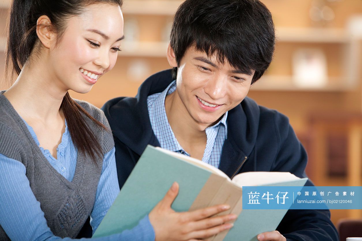 青年男子在书吧看书-蓝牛仔影像-中国原创广告影像素材