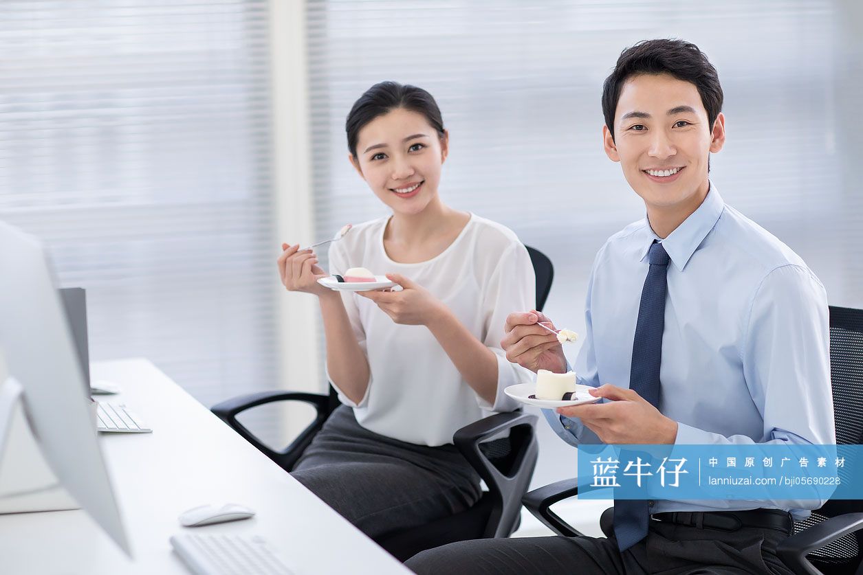 年轻商务人士在办公室吃甜点