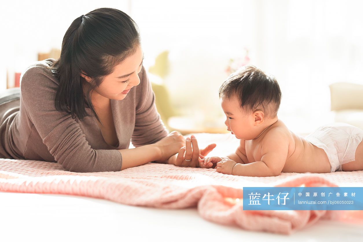 年轻的母亲照顾婴儿