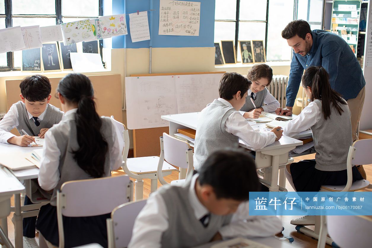 年轻的老师在上课
