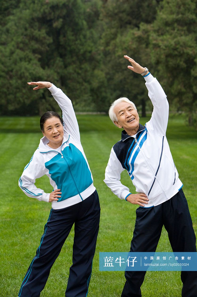 老年夫妇在公园锻炼身体