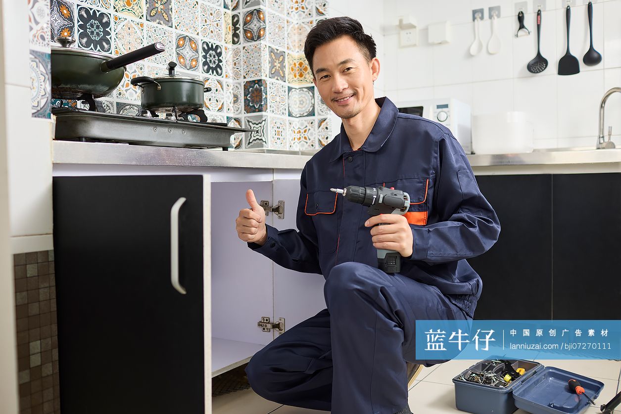 修理工修厨房用具