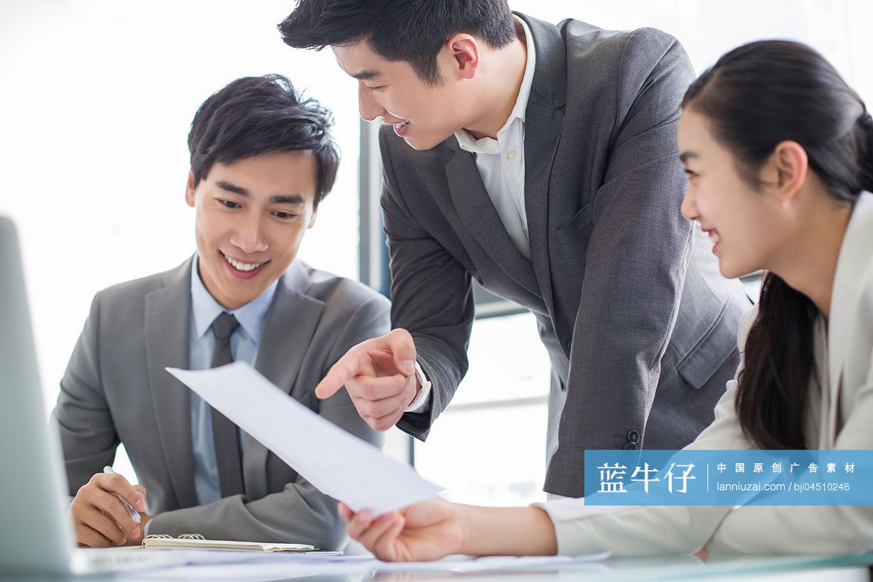 年轻商务人士开会讨论