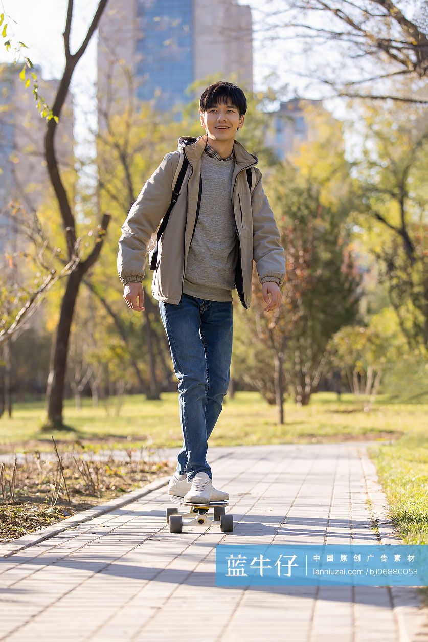 大学生在校园里滑滑板