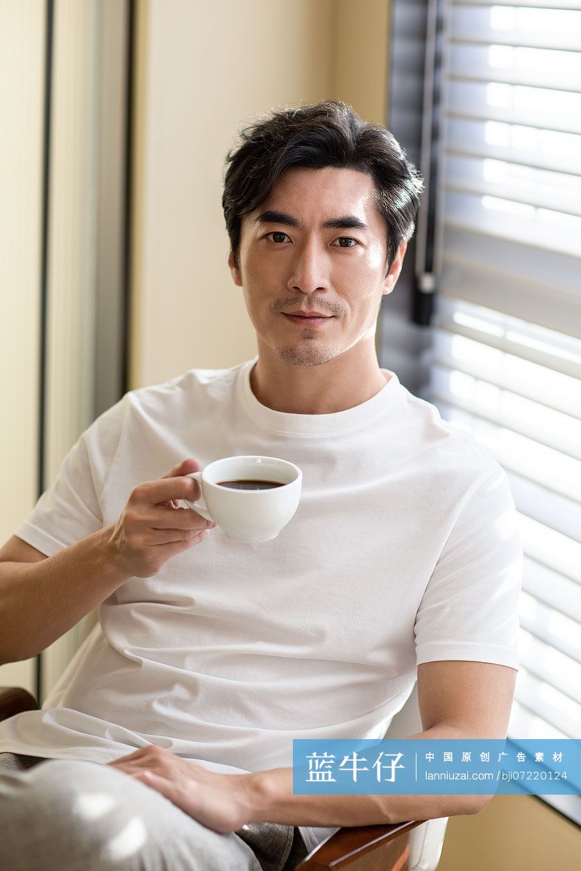 成熟男士喝咖啡