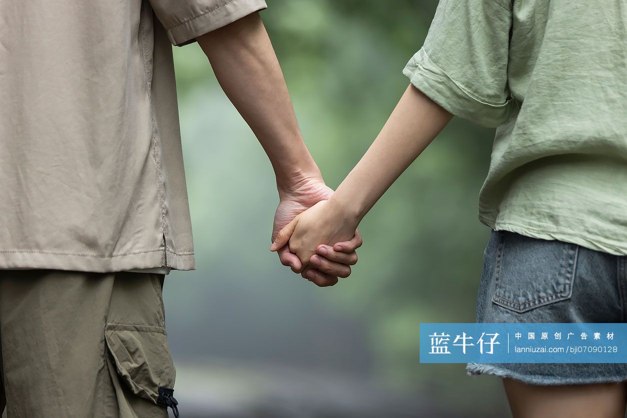 年轻情侣手牵手