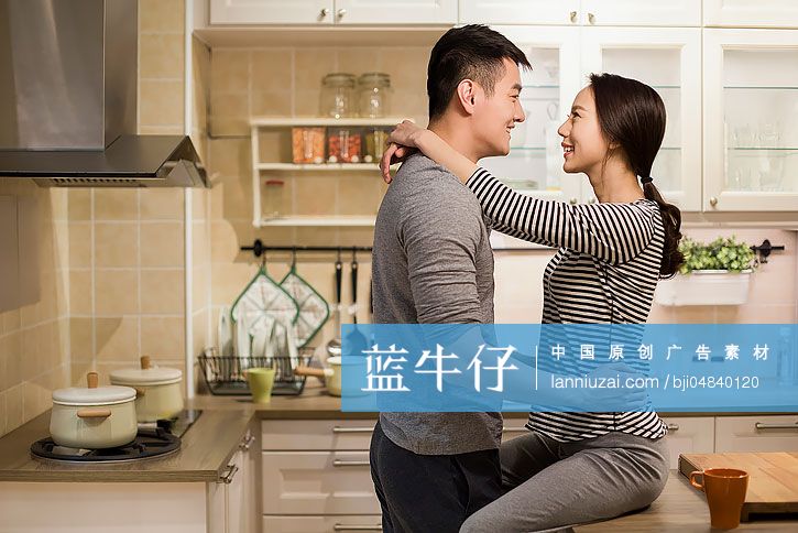 年轻情侣在厨房拥抱