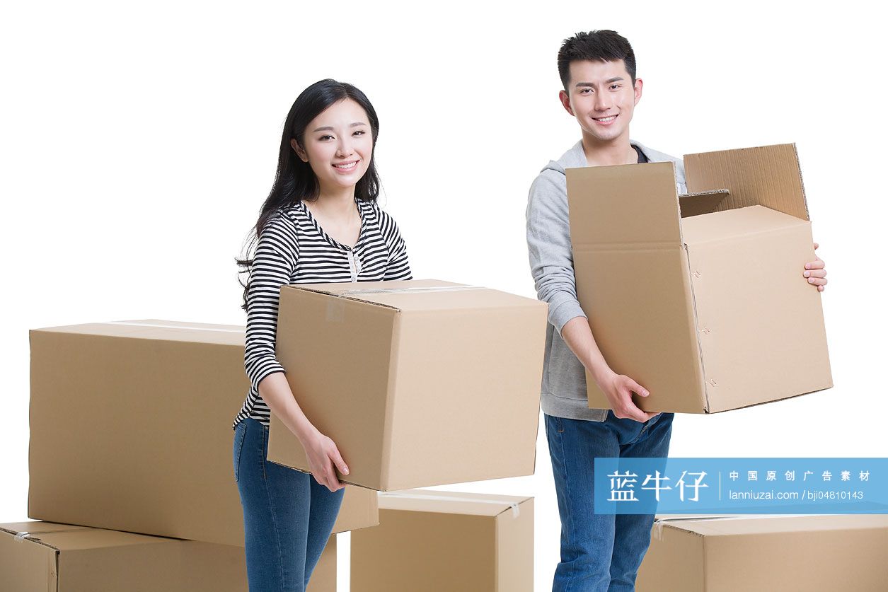 年轻情侣搬家