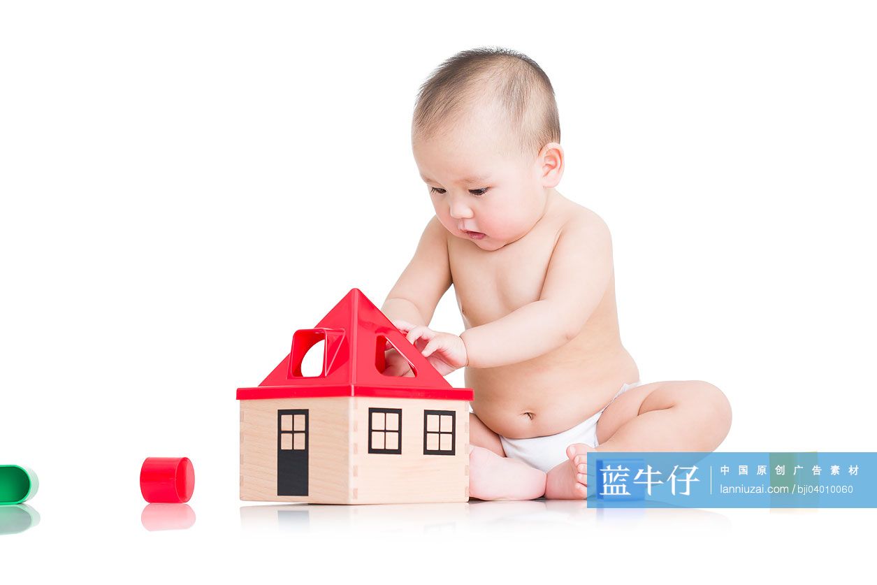 可爱的男婴和玩具房子