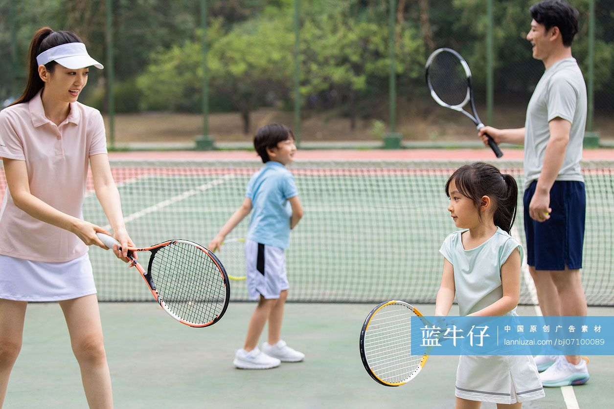 一家人在球场打网球