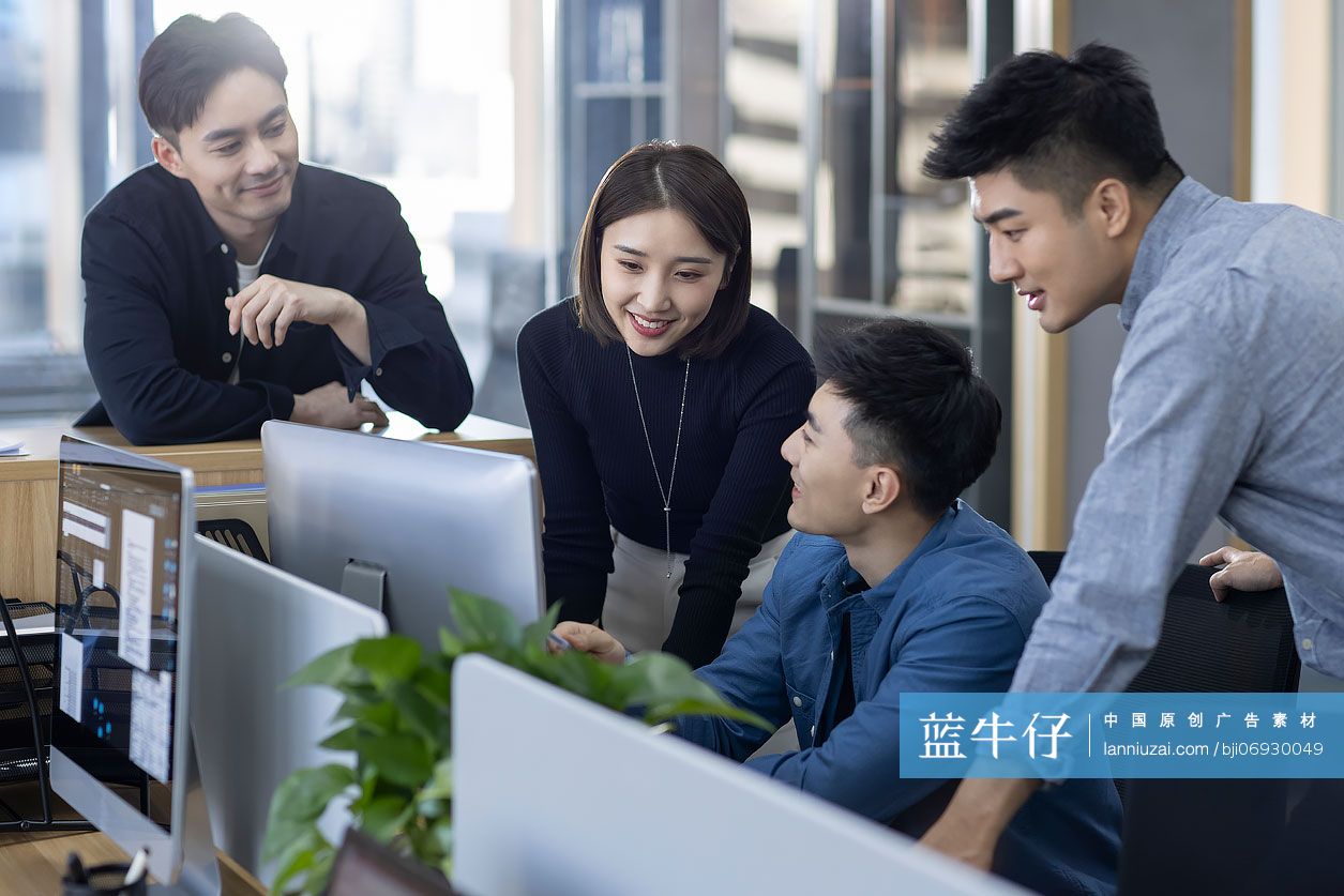 商务人士在办公室讨论工作