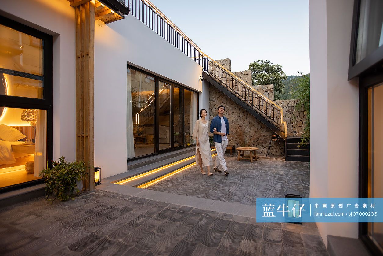 快乐的夫妇度假放松