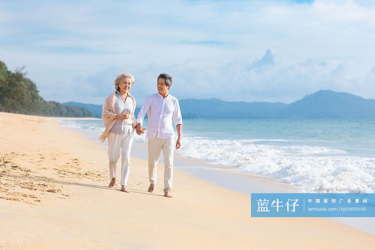 快乐的老年夫妇在沙滩散步