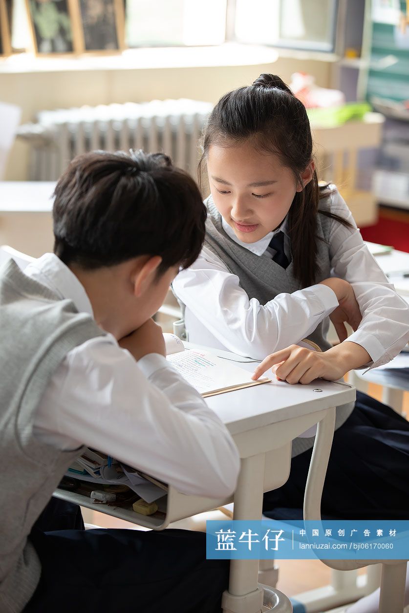 学生在教室学习