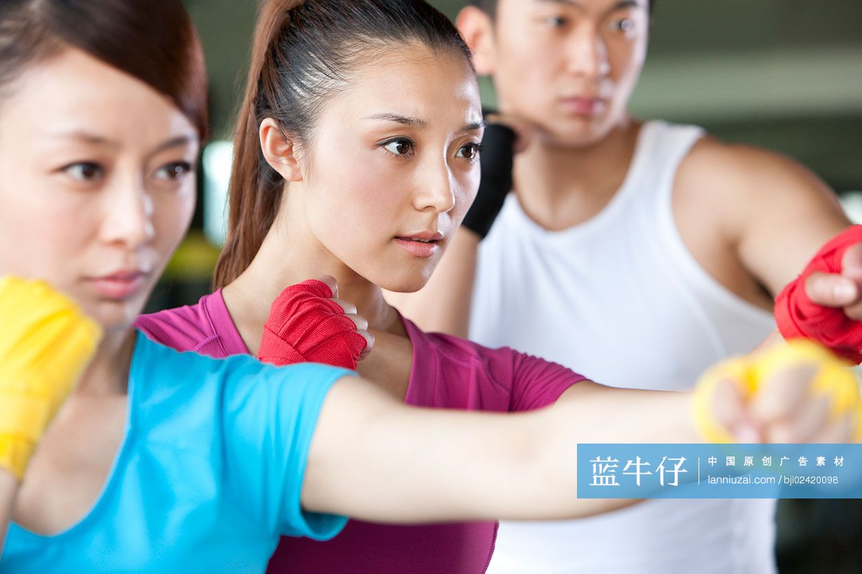 青年男女练习拳击