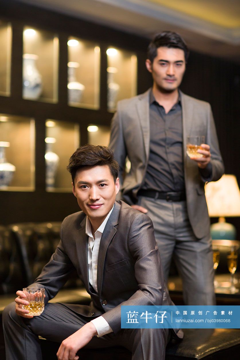 商务伙伴在高档会所喝酒